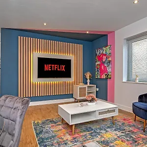  Apartment Superior Airport Suite, Free Parking, Stylish, Balcony, Two Bathrooms, Close To Airport, Station & Centre United Kingdom